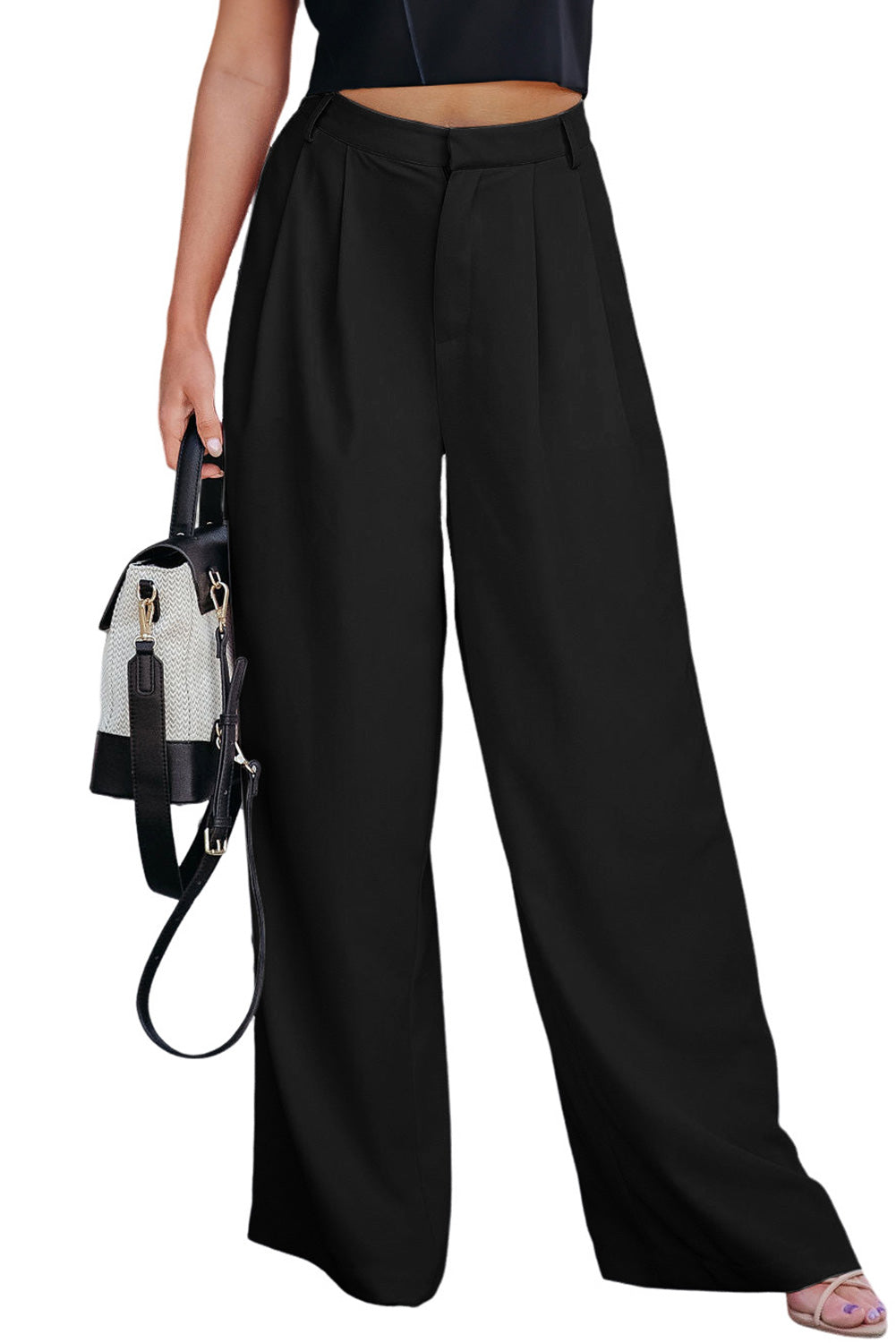 These elegant pants are designed to add a touch of sophisticationThe slight pleat detail on the front creates a slimming effectThe functional pockets both sides can